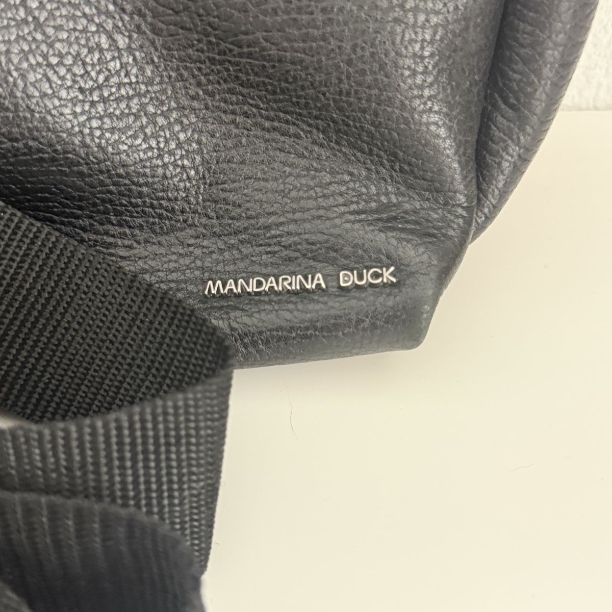 Mandarina Duck Taschen für Damen: Mandarina Duck Umhängetasche Leder schwarz   – Gebraucht aus Liestal von kurz.weilig 2