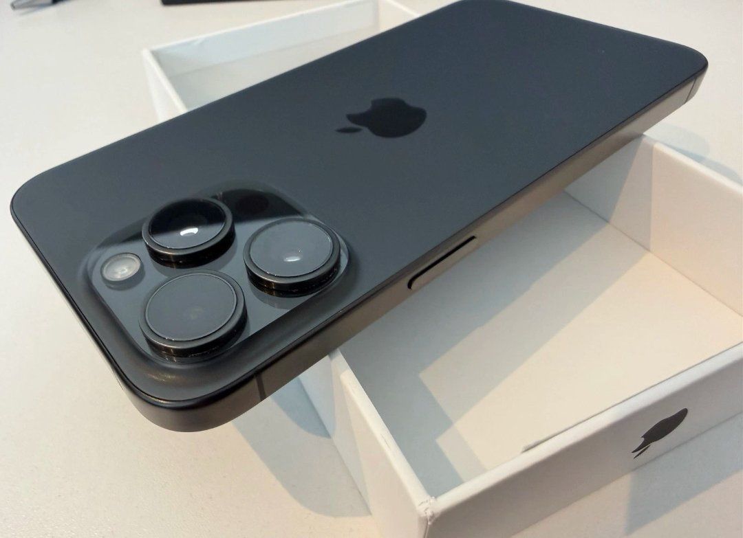 Apple Telefoni cellulari / Smartphones: iPhone 15 Pro Max (256GB) Akku 100% – Usato da Luzern venduto da Waince786 1