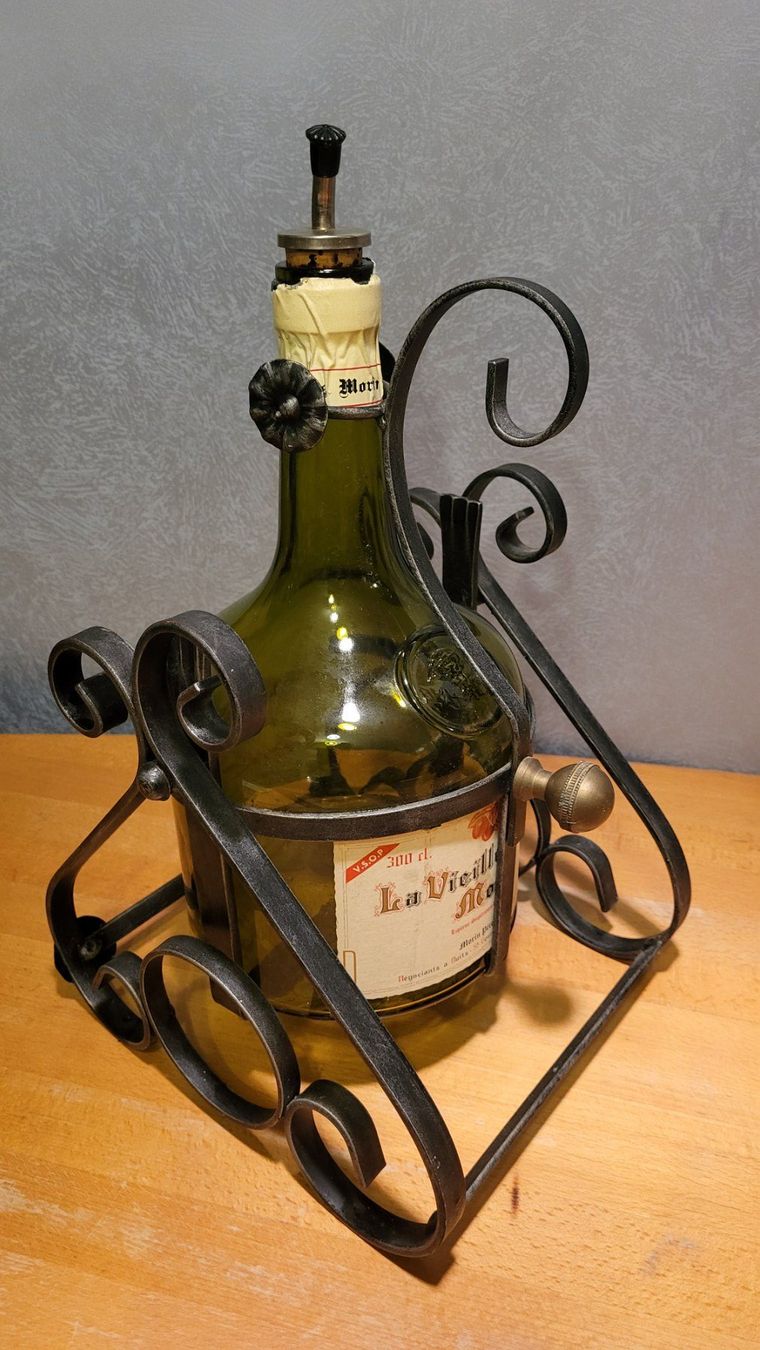Etagères & Armoires à vins: Ausschankständer; Flaschenhalter, kippbar – D'occasion à Uster par gurust 1