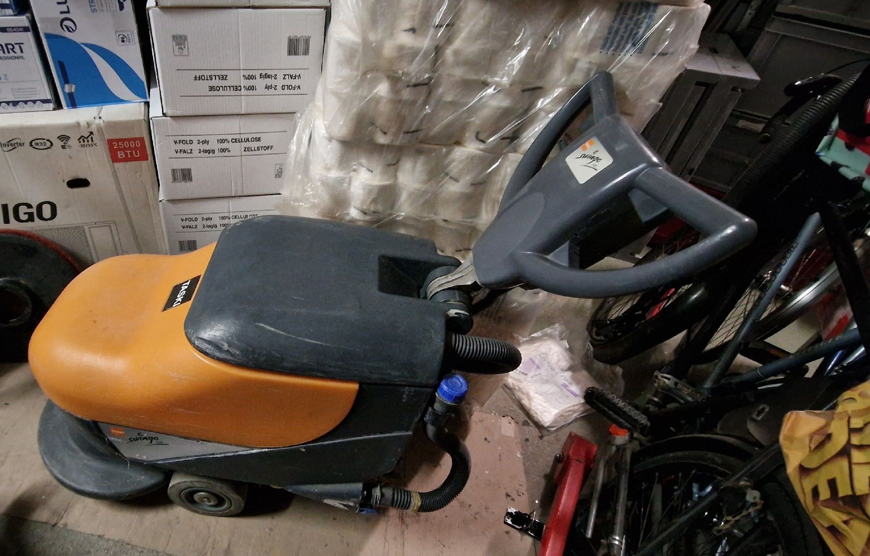Tutte le macchine: TASKI Swingo 450B Scheuersaugmaschine mit Batterien – Difettoso da Niederlenz venduto da scotti2000