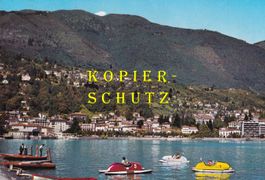 Locarno (mit farbigen Pedalos auf dem Lago Maggiore) /ay