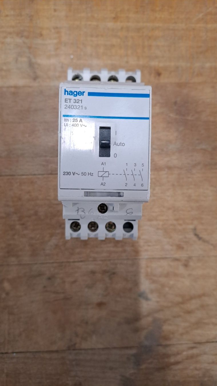 Hager Elektronikbauteile: Hager ET 321 Schütz mit Schalter 0-1-Auto – Gebraucht aus Stachen von fab_5ynw