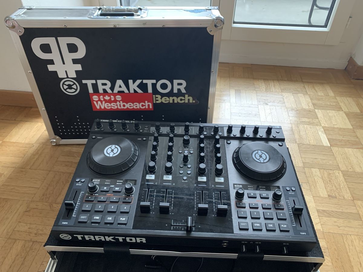 Native Instruments Console di mixaggio: Traktor Kontrol S4 M1 – Usato da Zürich venduto da FadriBordun