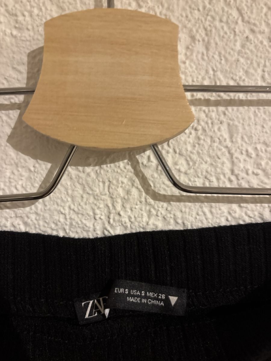 Zara Gonne: Jupe midi noire, coupe droite taille S – Usato da Prilly venduto da hei_5q56 1