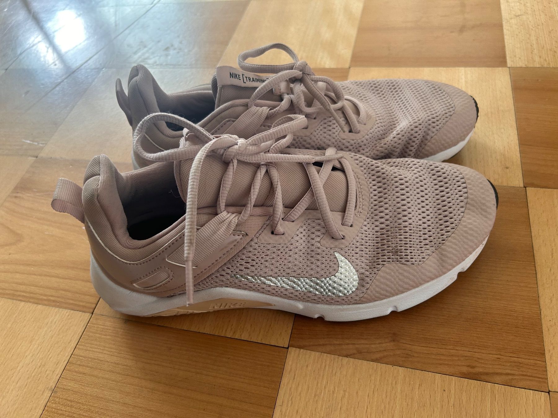 Nike Chaussures hommes: baskets de salle NIKE – D'occasion à La Chaux-de-fonds par _Felicita_ 4