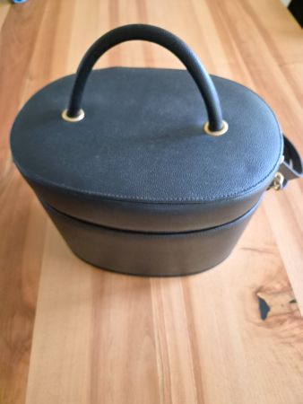 Beautycase schwarz oval mit Henkel und Tragegurt neuwertig