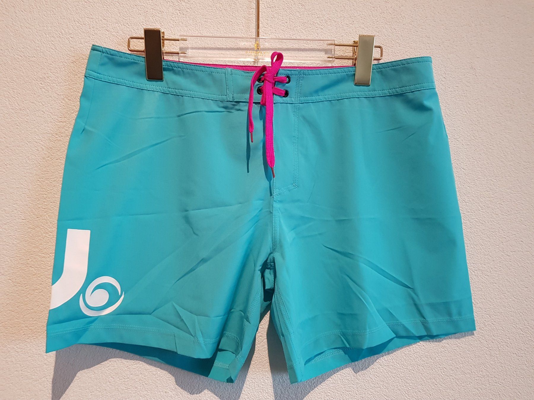 Pantaloni: HOWZIT - Shorts Taille XL  NEUFS – Usato da Haute-Nendaz venduto da DetoutDerien