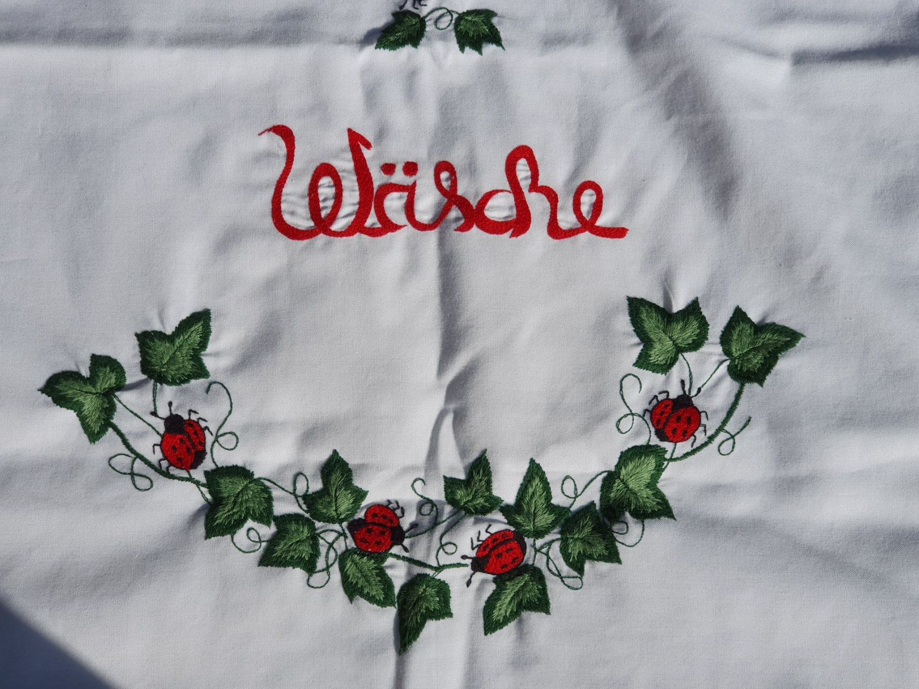Cesti per biancheria: sac à linge brodé en coton blanc – Usato da Les Vérines venduto da Niebla59 1