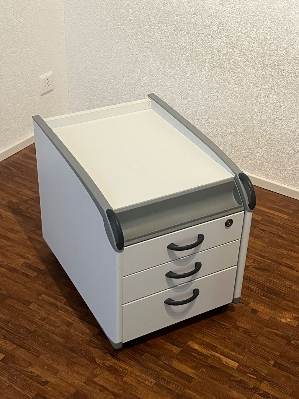 Moll Banconi: Rollcontainer Moll weiss grau mit 3 Schubladen – Usato da Thun venduto da Pfuschi74