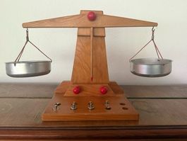 Balance Waage Holz Metall mit Gewichten guter Zustand NP 145