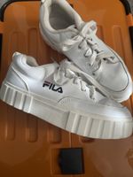 Weisse Fila Schuhe