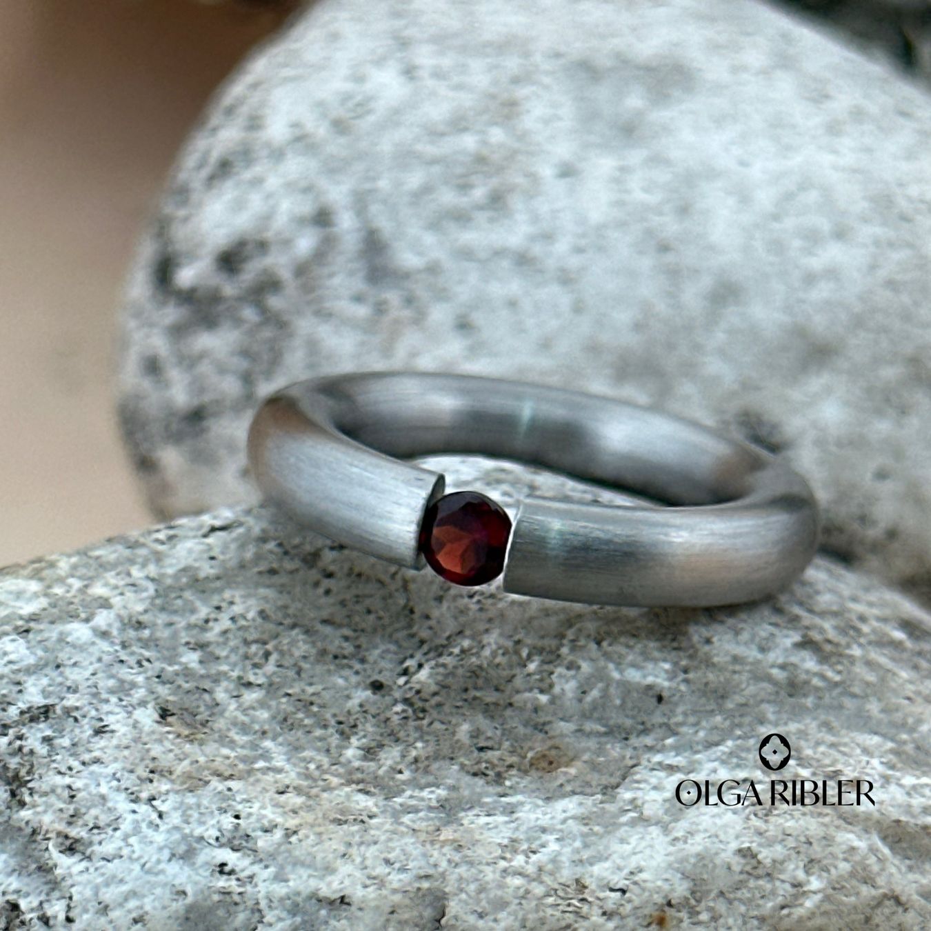 Olga Ribler Ringe: Edelstahl Pneu Ring mit Granate Ringgrösse 50 – Neu (gemäss Beschreibung) aus Luzern von Schmuckoutlet 3