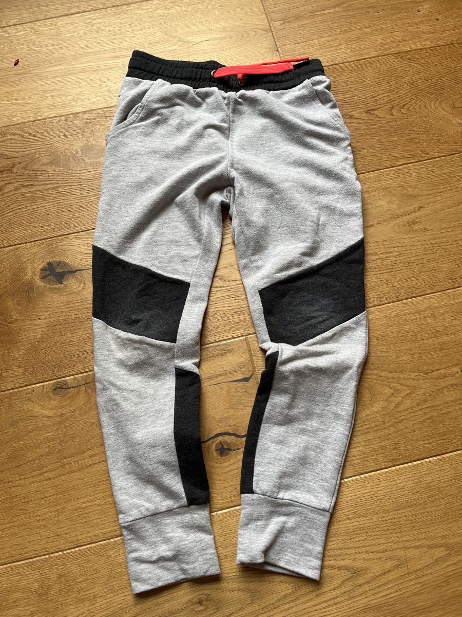 Pantaloni: Trainerhose Grösse 110/116 – Usato da Balmberg venduto da Berglihof
