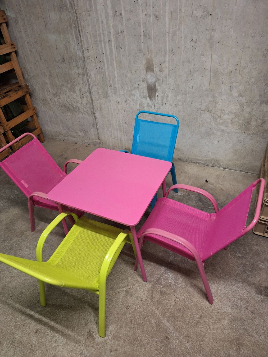 Set di tavolo e panche: Schöner Kindertisch mit Stühlen – Usato da Baar venduto da RetoH84