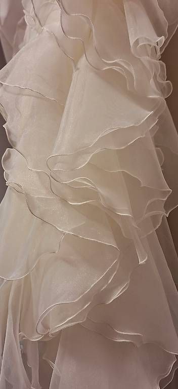 Robes: Traumhaftes Designer-Hochzeitskleid Creme/Eierschale – D'occasion à Reinach BL par urbanfinds 2