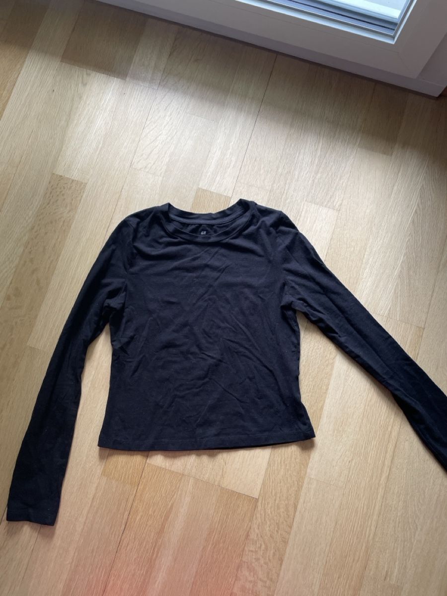 H&M T-shirts: Schwarzes Longsleeve von H&M – D'occasion à Rüfenacht BE par Edinas_shop