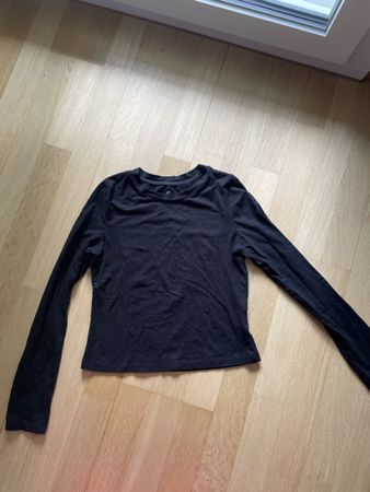 Schwarzes Longsleeve von H&M