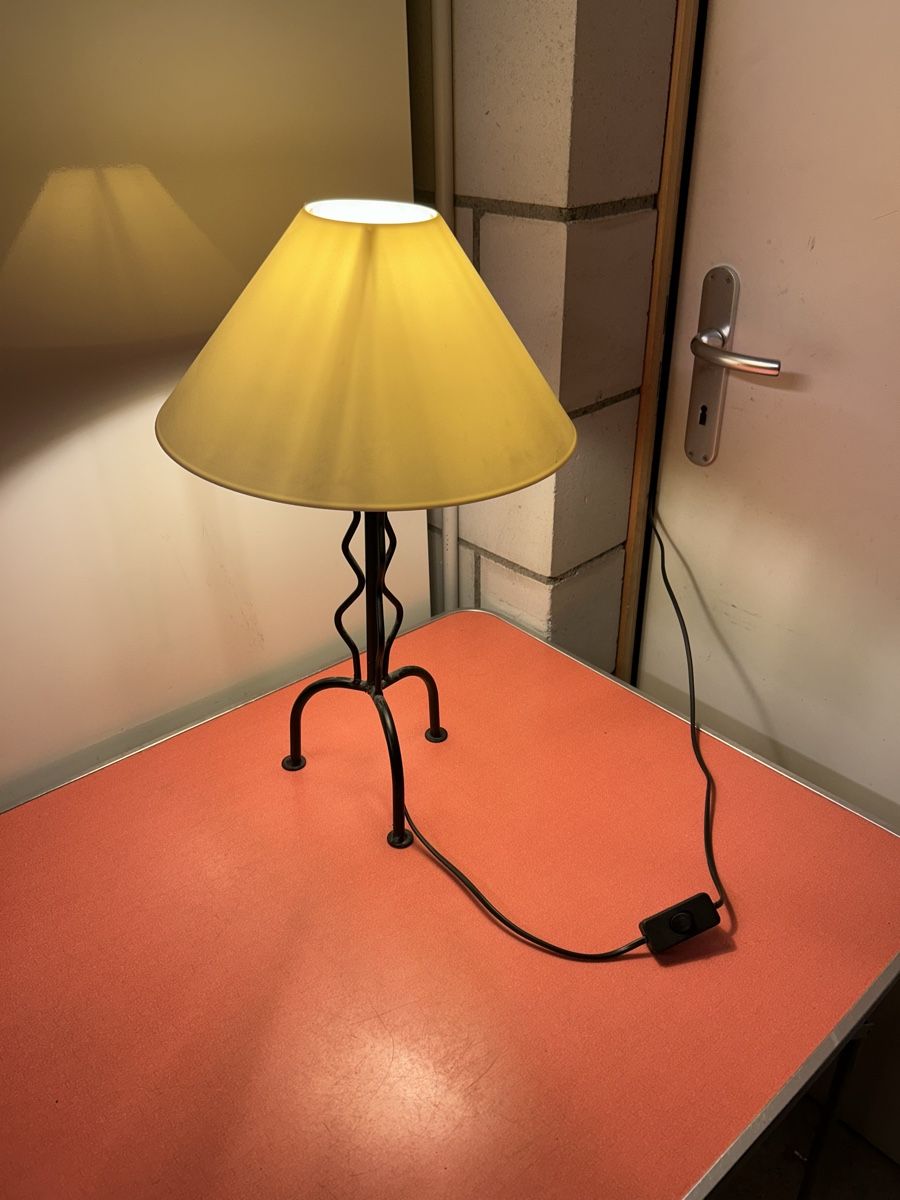 Lampade: Retro Tischlampe mit Kunststoffschirm Jugendstil-Design – Usato da Lanzenhäusern venduto da vic63