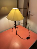 Retro Tischlampe mit Kunststoffschirm Jugendstil-Design