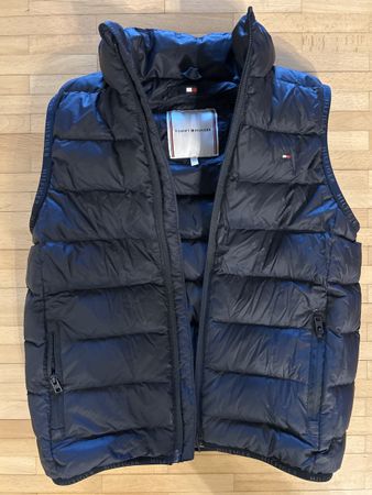 Neuwertige Tommy Hilfiger Daunenjacke Grösse 122