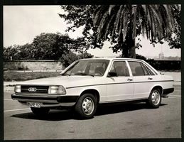 Fotografie Auto Audi 100, Limousine mit 