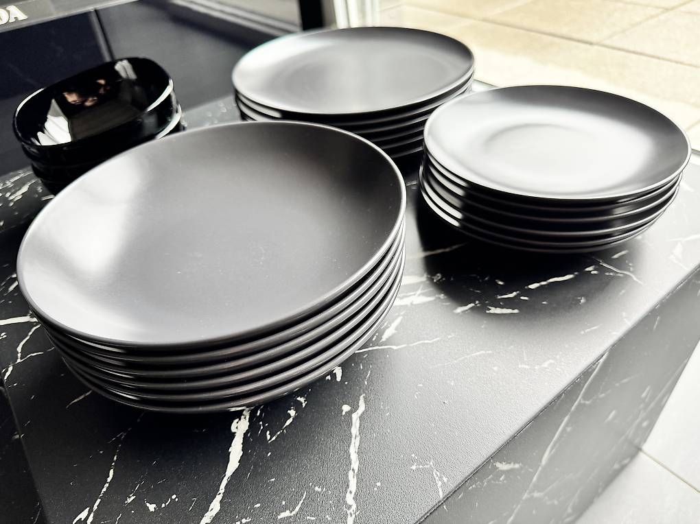 Teller: Lot de 18 assiettes  – Gebraucht aus Monthey von and_c5w8