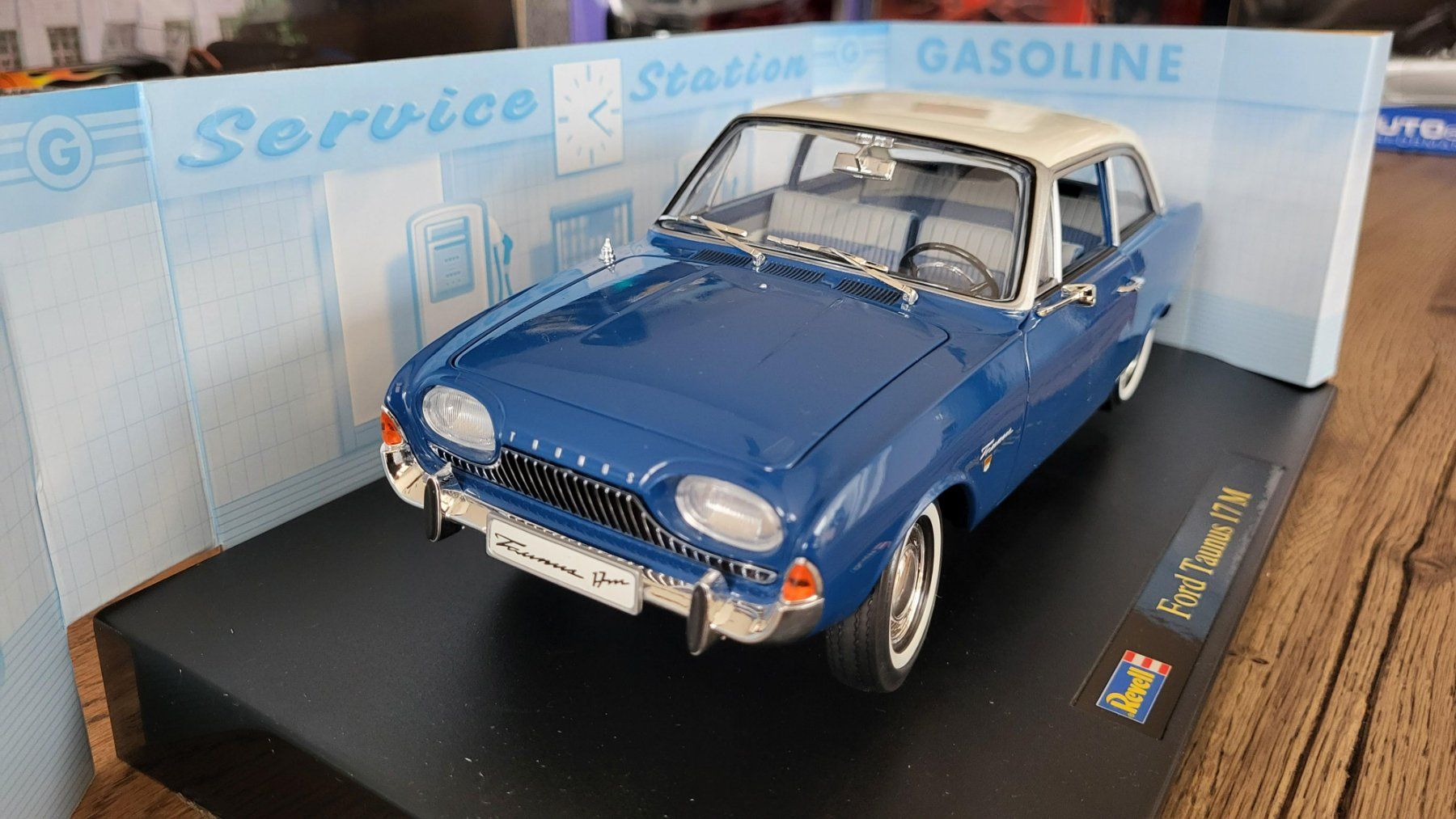 Revell Modellautos: Ford Taunus 17 M 1:18 Revell – Gebraucht aus Rothrist von Juana5 1