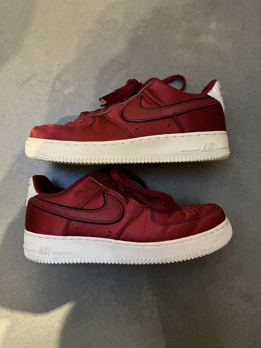Nike Herrenschuhe: Nike Air Force 1 Satin rot – Gebraucht aus Therwil von LSign 1