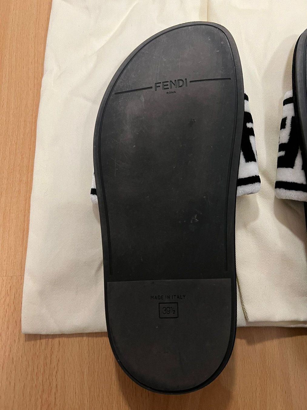 Fendi Scarpe da uomo: Fendi Slides Grösse 39/40 – Nuovo (secondo la descrizione) da Gelterkinden venduto da Nicole01012 1