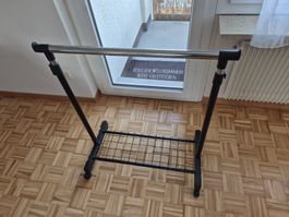 Kleiderständer auf Rollen mit Ablage guter Zustand