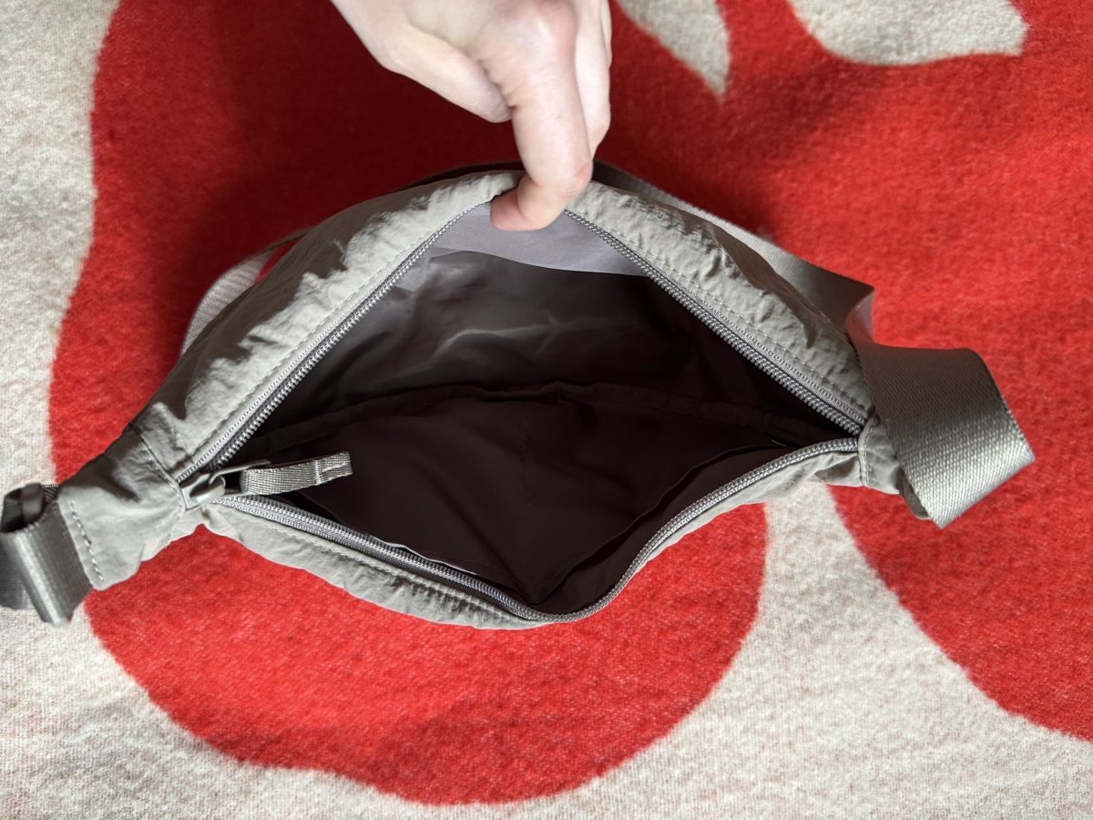 Uniqlo Borse: Uniqlo Round mini shoulder bag – Usato da Basel venduto da wik_9tlk 1
