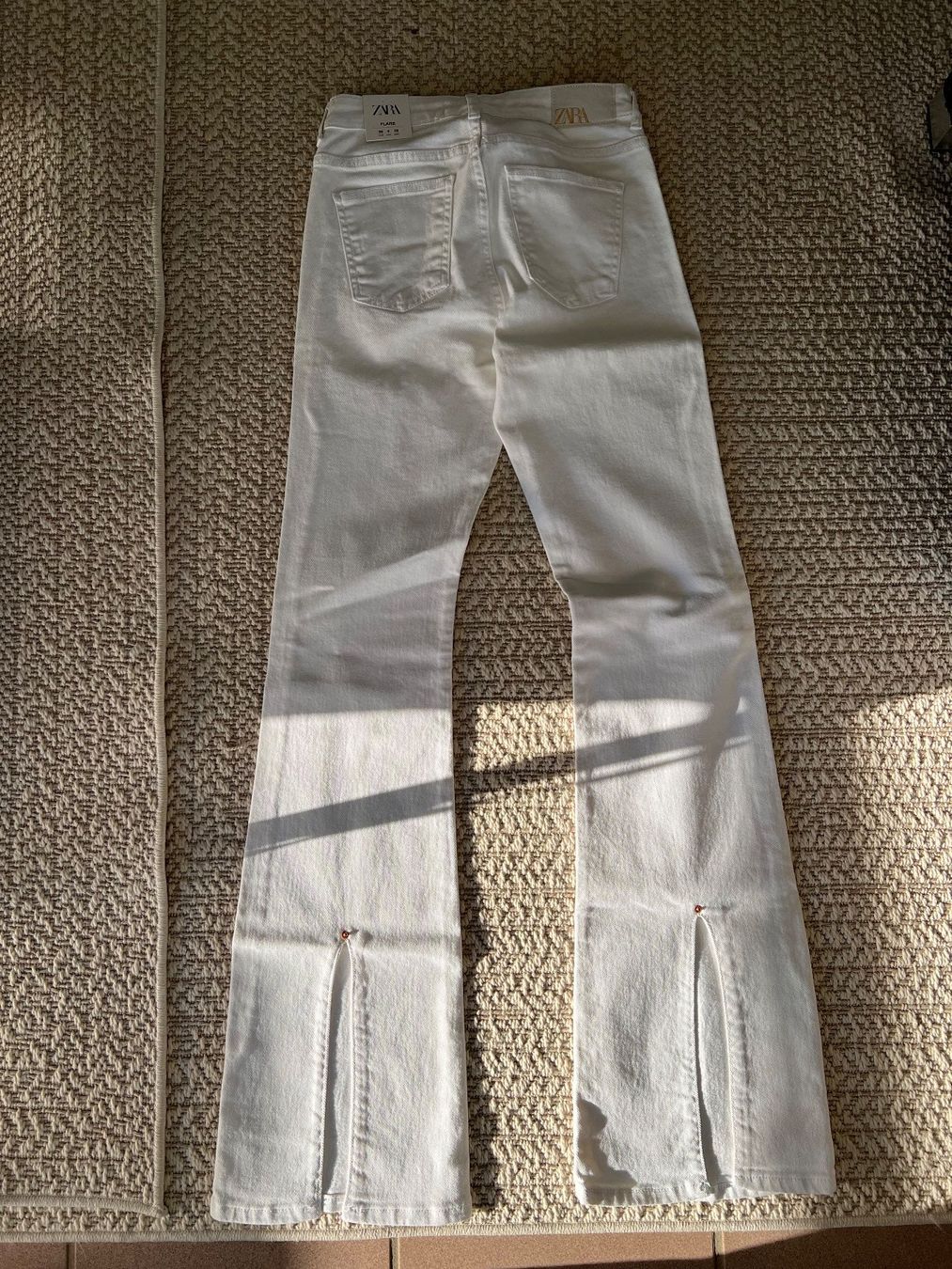 Zara Jeans: Zara Flare White Jeans 38 – Nuovo (secondo la descrizione) da Ebmatingen venduto da Charliz 2