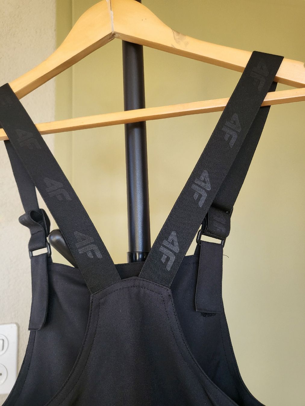 4F Hosen: 4F Ski Pants/Bib - Size 164 -Black, Winter – Gebraucht aus Sarmenstorf von zuz_q5kq 4