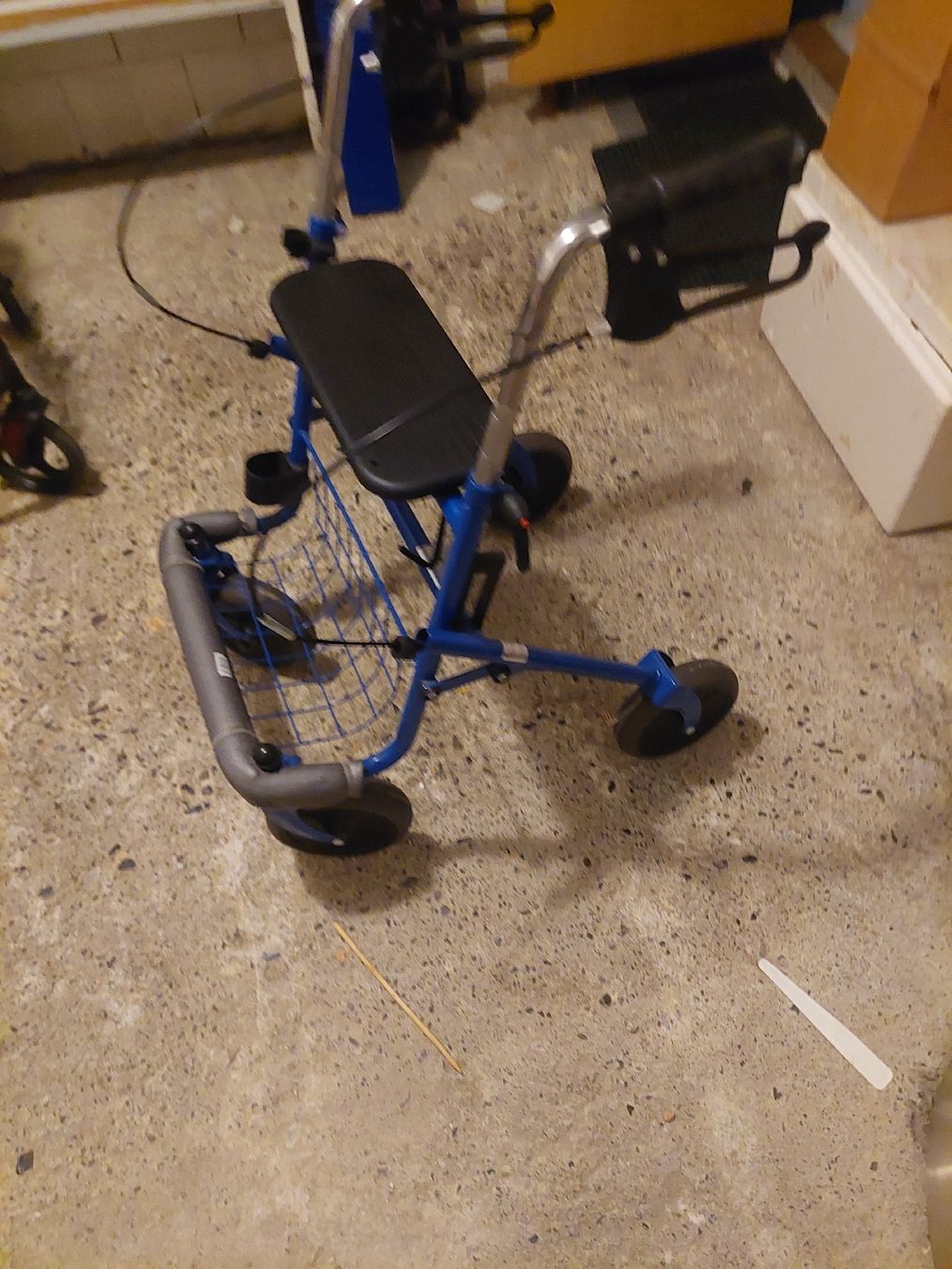 Ausili per la deambulazione: Rollator blau – Usato da Gränichen venduto da rooney90 1