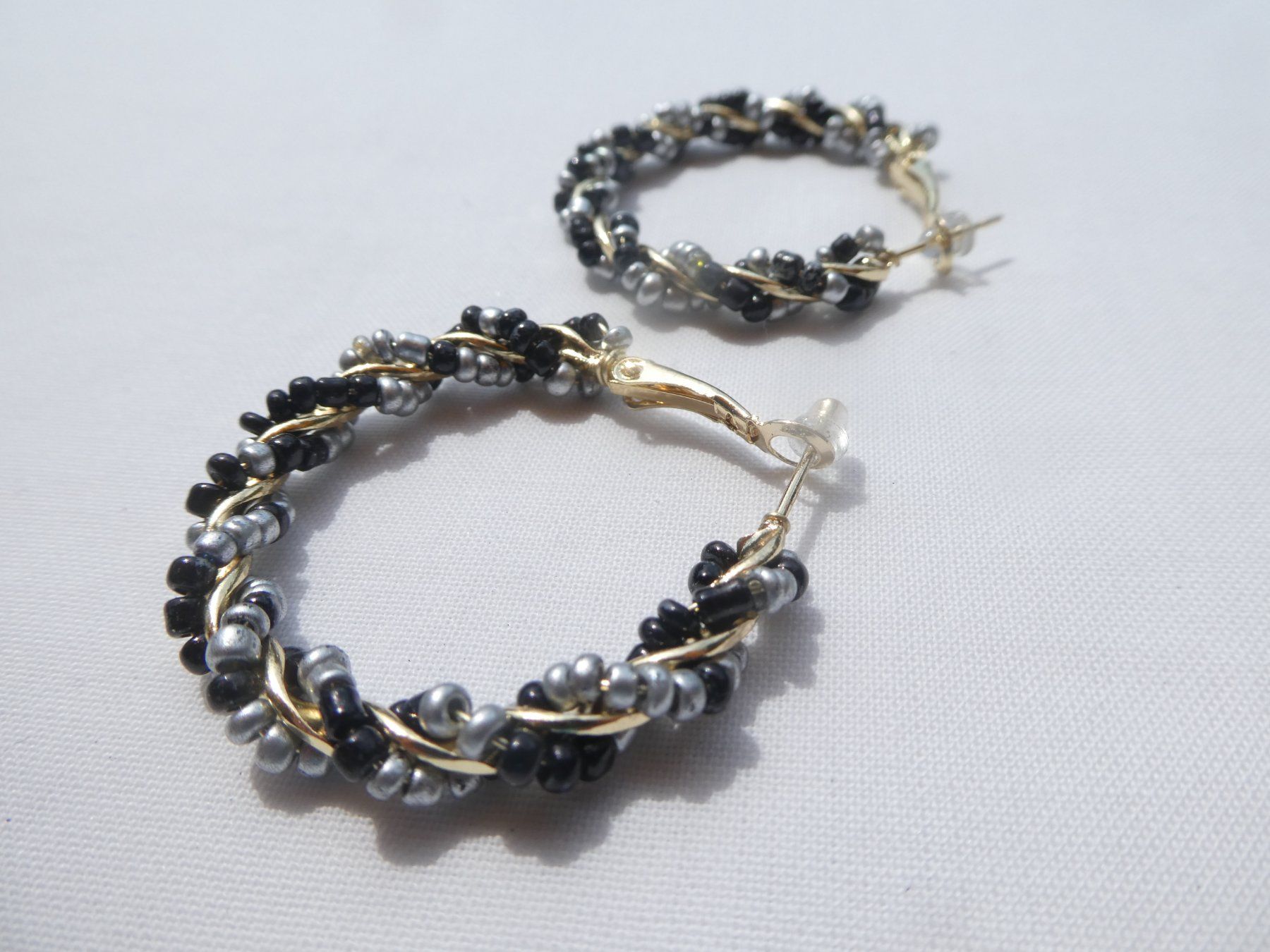 Orecchini pendenti & Orecchini a lobo: Creolen mit Rocailles-Perlen, Modeschmuck, neu – Nuovo (secondo la descrizione) da Gattikon venduto da kaandooh 2