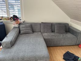 Ecksofa in Grau mit Récamiere in gutem Zustand