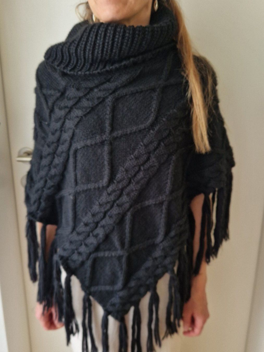 Sonstige Damenmode: schwarzer Poncho – Gebraucht aus Gossau SG von dolores_x 1