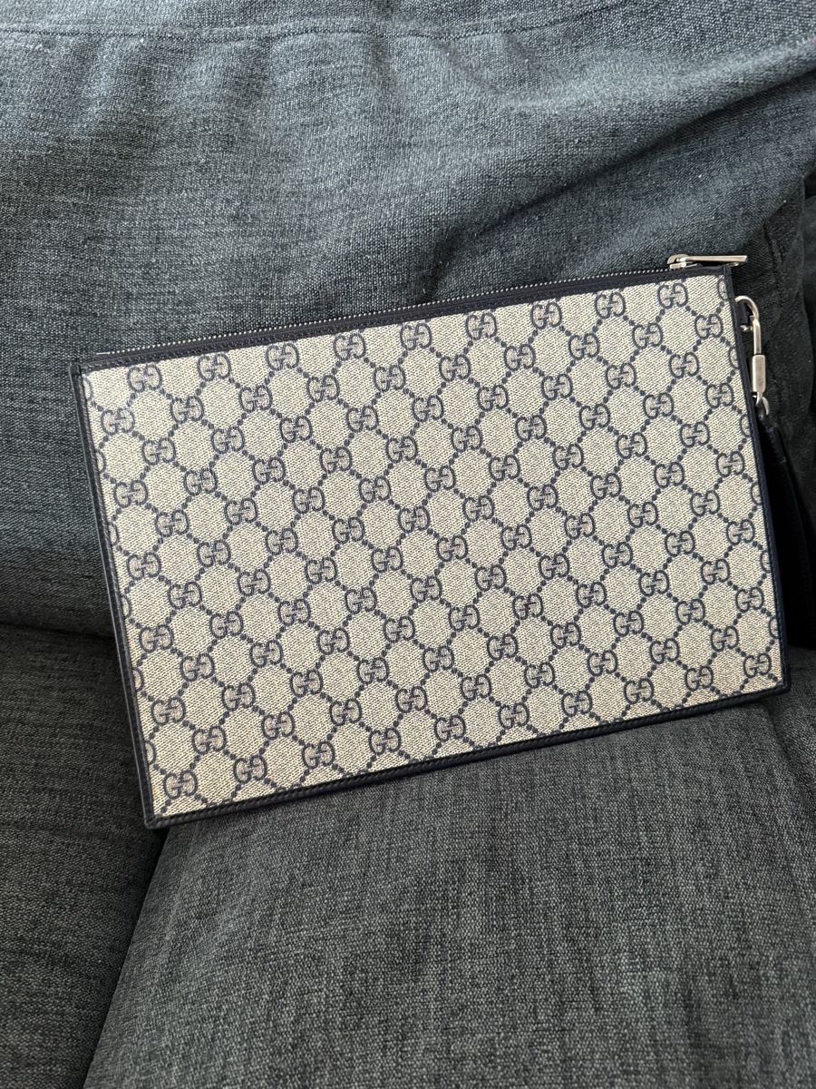 Gucci Sacs: Gucci G Pouch Flat Monogram – Neuf (Voir description) à Genève par SG_73 1