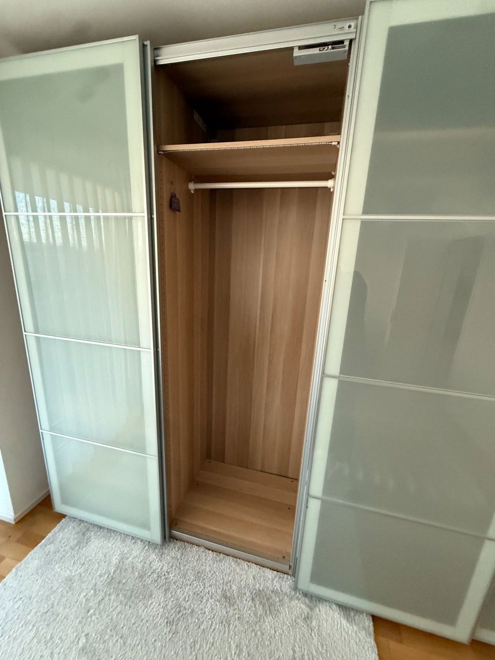 Luxuriöser IKEA PAX Kleiderschrank mit Milchglas-Schiebetüre (Gebraucht) in Biberist für CHF 202 – nur Abholung auf Ricardo kaufen