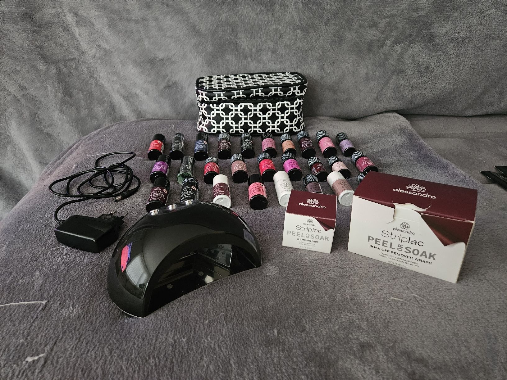 Unghie finte: Alessandro Striplac UV-Lampe mit 22 Nagellacke – Usato da Bern venduto da Sabulise