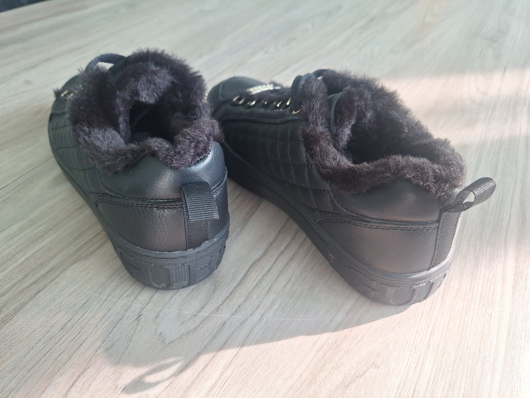 Guess Scarpe da donna: Guess Winter Sneaker, Gr. 39 - Neuwertig! – Nuovo (secondo la descrizione) da Baar venduto da RDNA 7