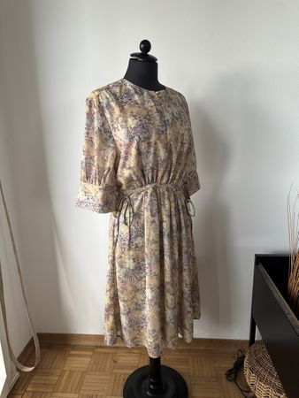 Kleid mit Blumenmuster Grösse S neu mit Etikett