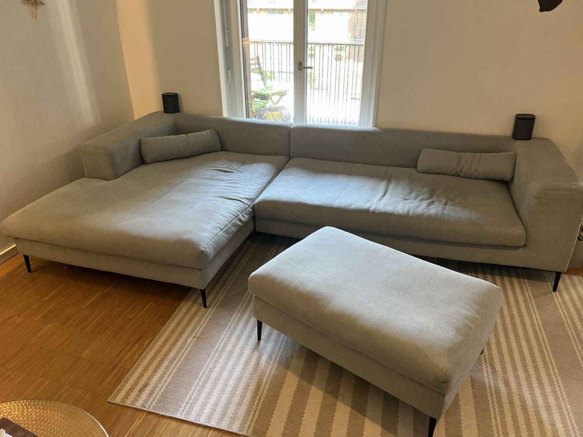 Sofas: Ecksofa hellgrau mit Hocker, Gebrauchsspuren – Gebraucht aus Zürich von Facellas