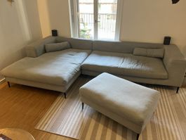 Ecksofa hellgrau mit Hocker, Gebrauchsspuren