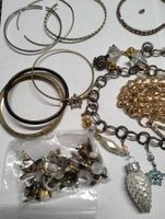 Modeschmuck Konvolut: Ohrringe, Ketten, Armreifen, Knöpfe