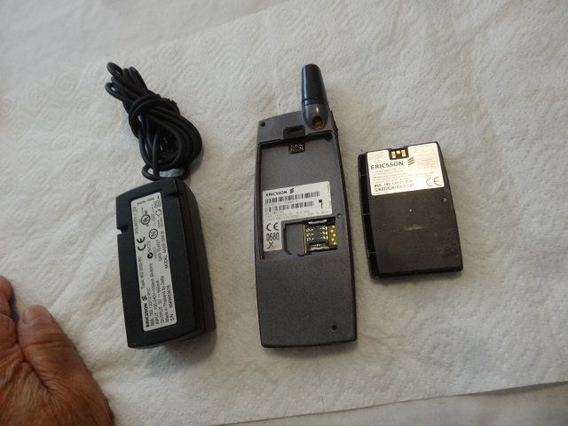 Ericsson Telefoni cellulari / Smartphones: ERICSSON ANTIK NATEL MIT LADEGERAT-LÄÜFT – Usato da zürich venduto da ahmad01 3