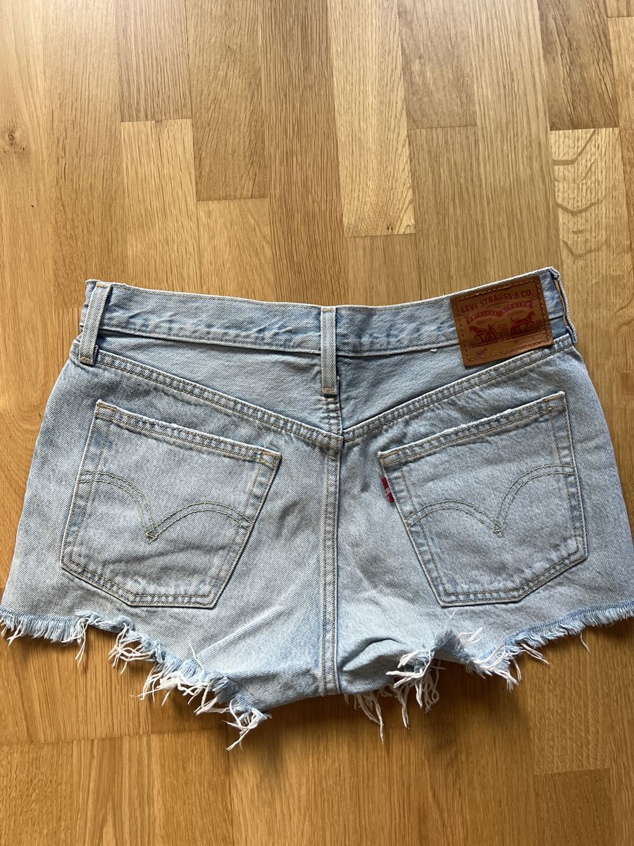 Levi's Jeans: Levi's Jeans Shorts, hellblau, destroyed Look, W28 – Usato da Uster venduto da Shanti1 1