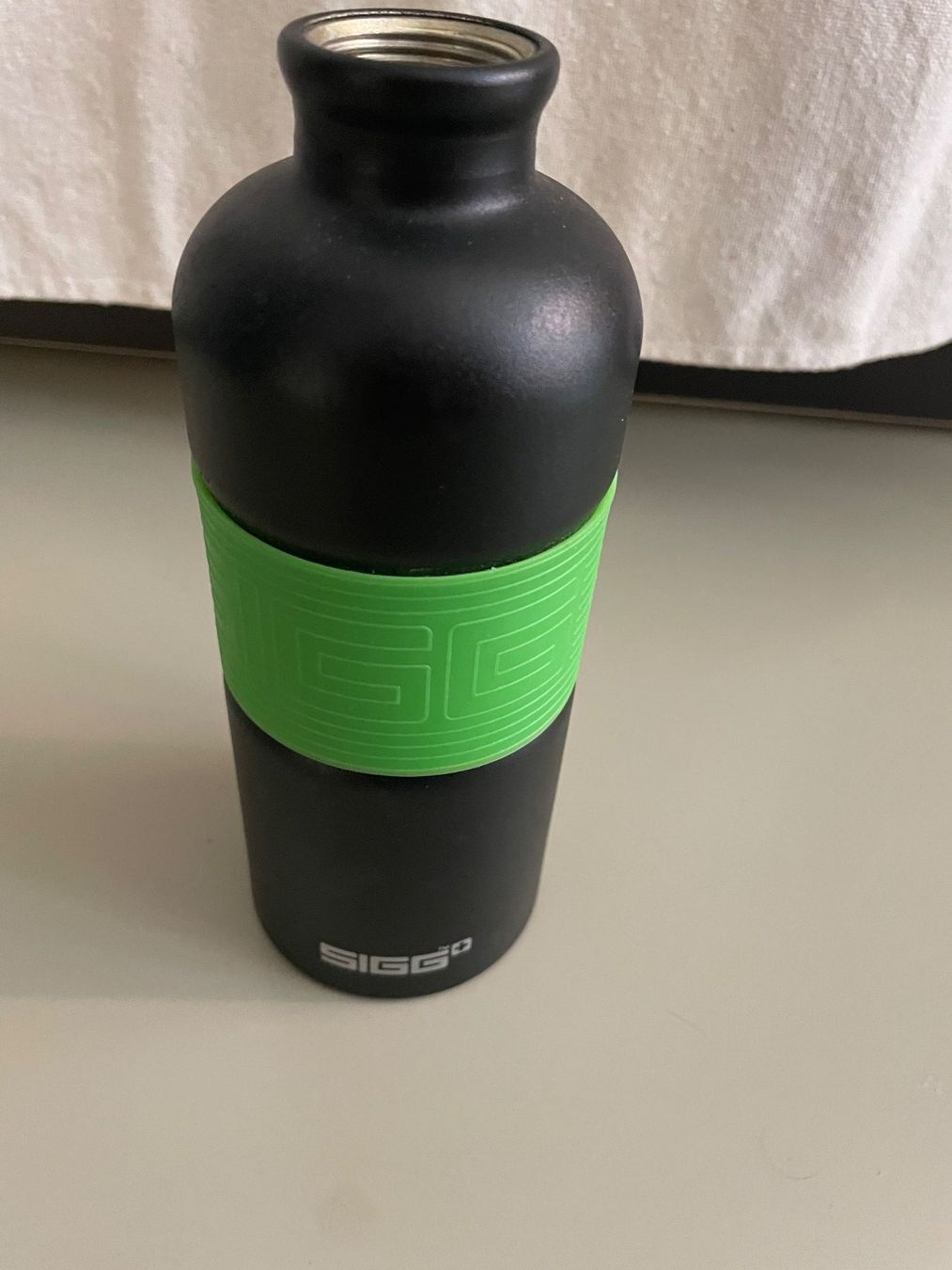Sigg Borracce & Thermos: Sigg-Trinkflasche (schwarz/grün) – Usato da Zürich venduto da and_bbr2
