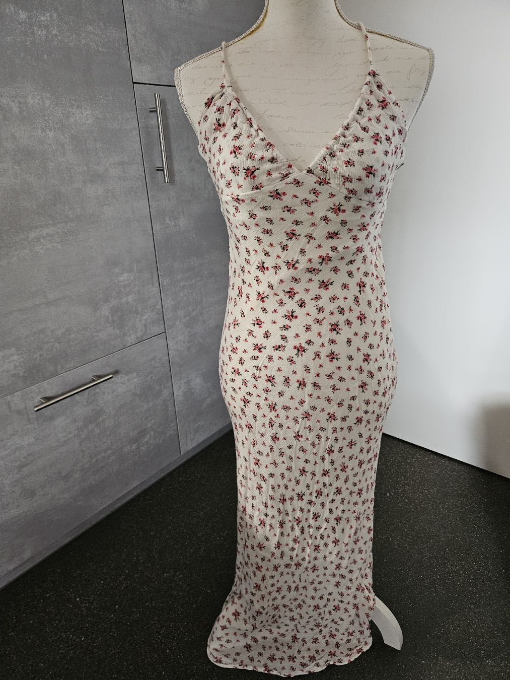 Bershka Kleider: Bershka Blumen Kleid lang Grösse XS  – Neu (gemäss Beschreibung) aus Anwil von tamoos