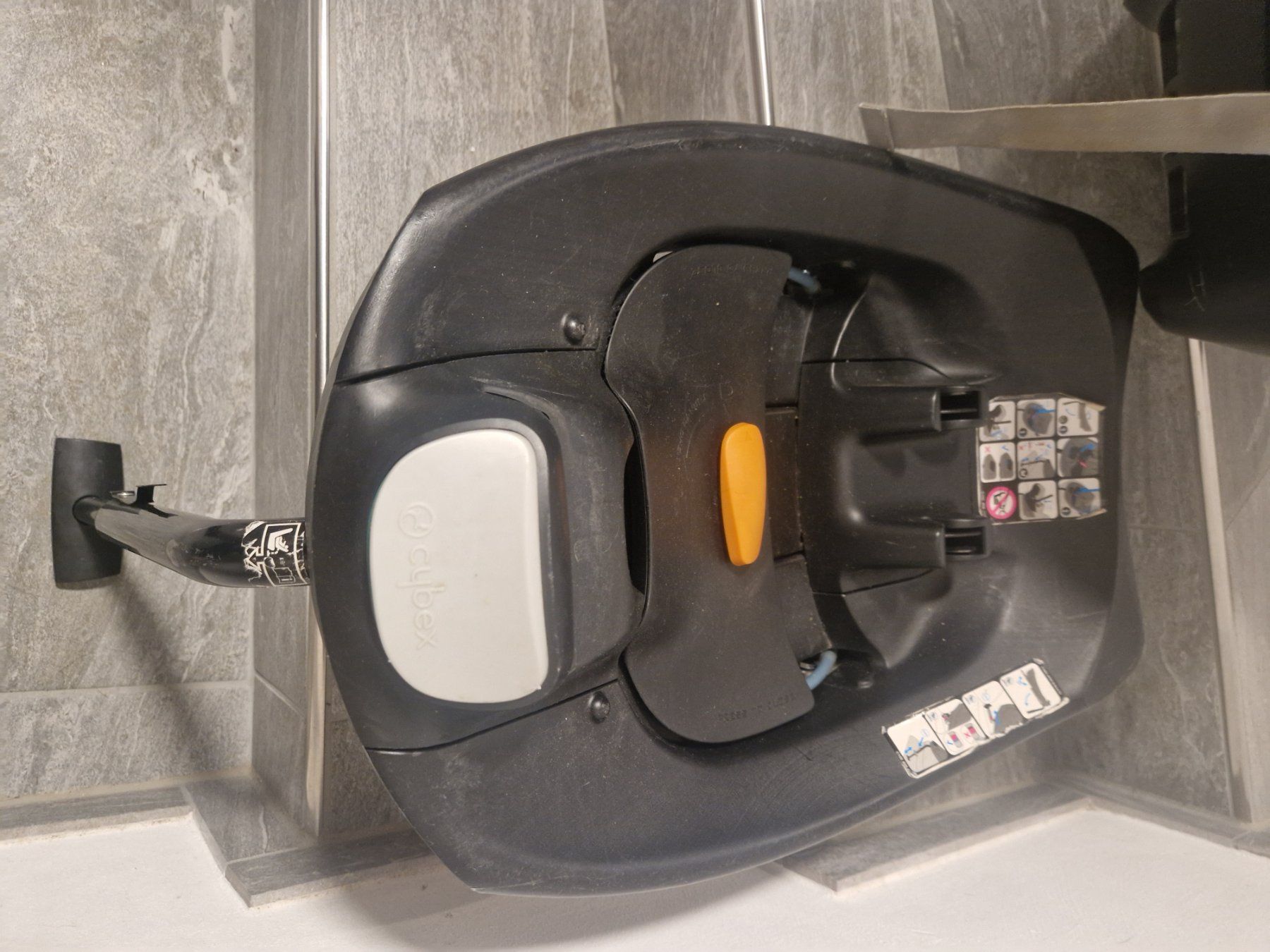 Seggiolini per auto: Isofix Station mit Babysitz – Usato da Erlenbach im Simmental, venduto da Simu082 1